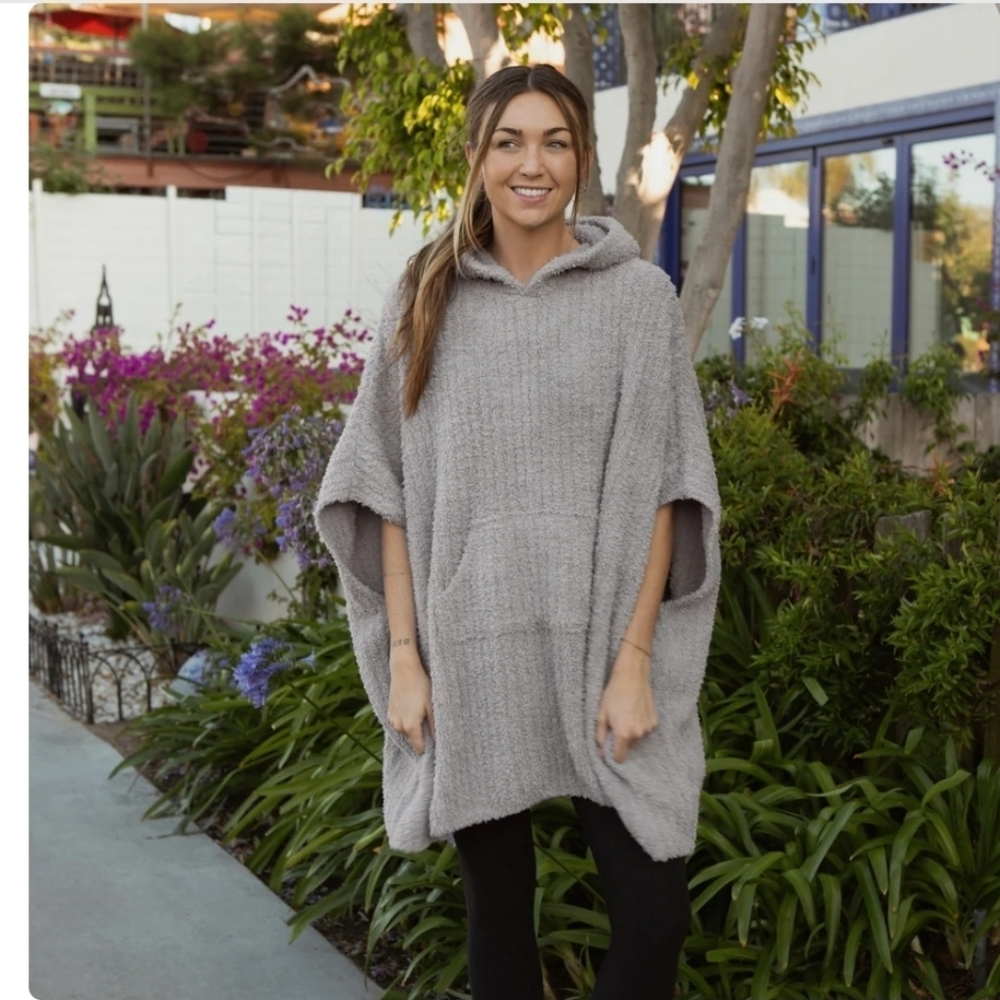MALIBU LUXXE YARN PONCHO  OS Light Grey NWT  msrp $175